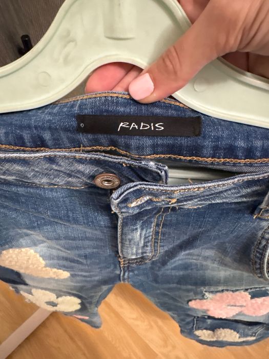 Разчупени сини дънки