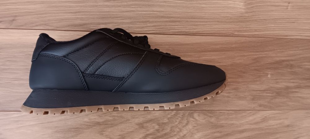 Продавам кожени маратонки на фирмата Зара