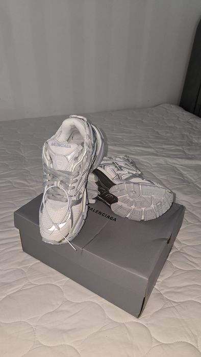 vând balenciaga runner