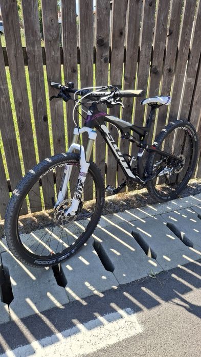 Bicicleta full suspension Scott