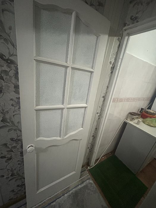 Деревяная белая дверь