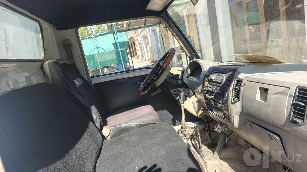 Kichik Isuzu JBc zoʻr moshina