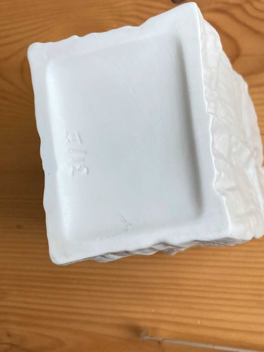 KPM Berlin vaza portelan alb biscuitat design minimalist