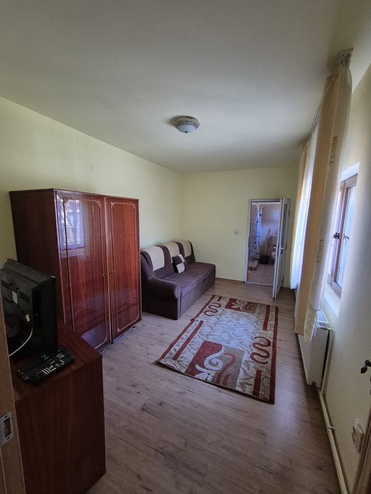 Închiriez  apartament la casa