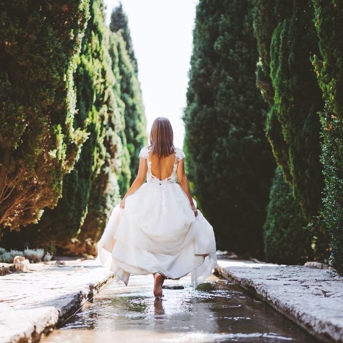 Vând rochie de mireasa frumoasa despicata pe picior