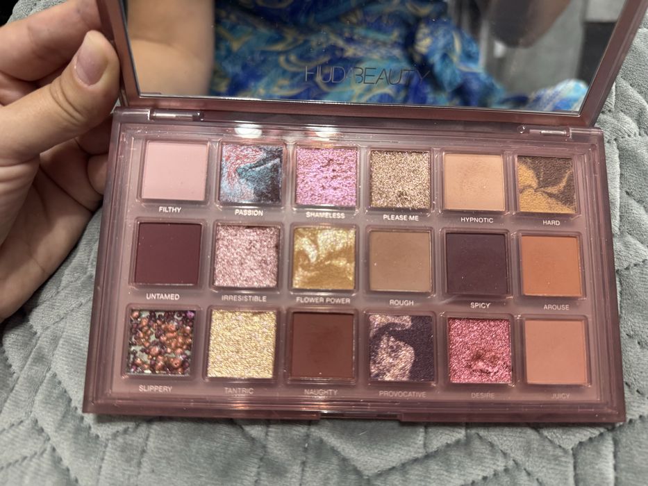 Палитра сенки за очи Huda beauty Naughty Nude