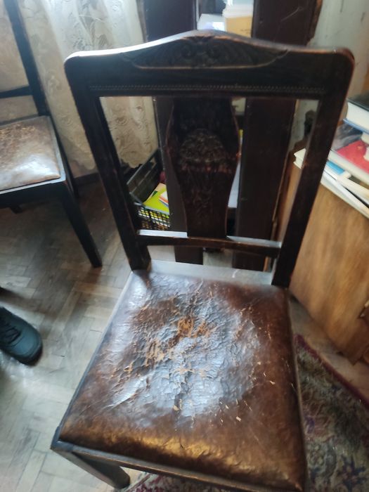 Стара маса със столове