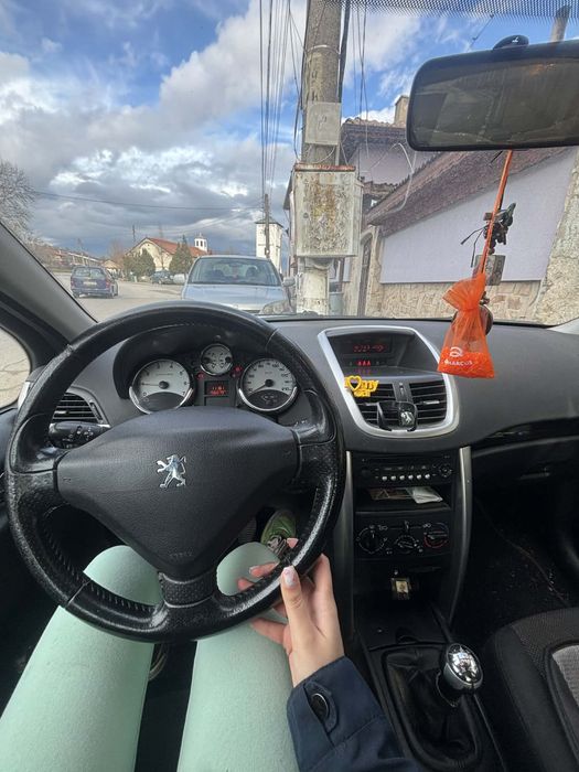 Кола Пежо 207 сив цвят