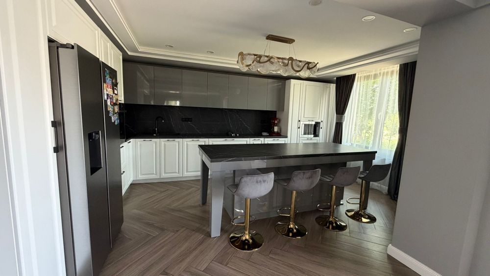 Casă  de vânzare în Suceava- Burdujeni| 260 mp | Teren 800 mp | Garaj | Anexă 70 mp | 370.000 euro