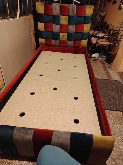 Pat de o persoana cu capat si margini tapitate