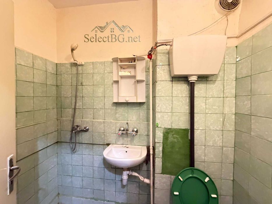 Панелен апартамент  на междинен етаж, южно изложение в кв. Бузлуджа.