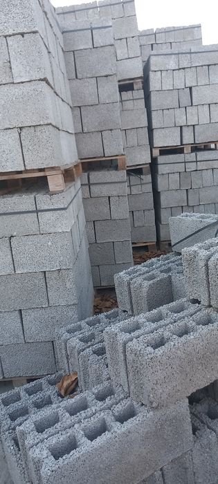 Vând bolțari beton