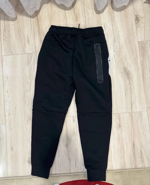 Pantaloni nike tech