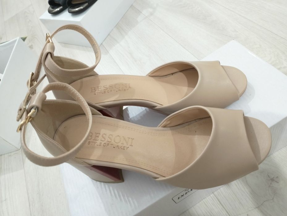 Босоножки женские