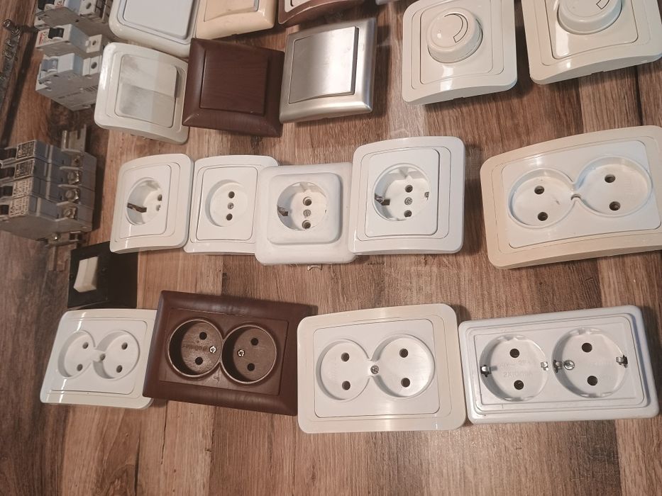 Lot întrerupătoare și prize,siguranțe automate ,spoturi