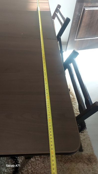 Masa mare, de 8 persoane, pliabilă.