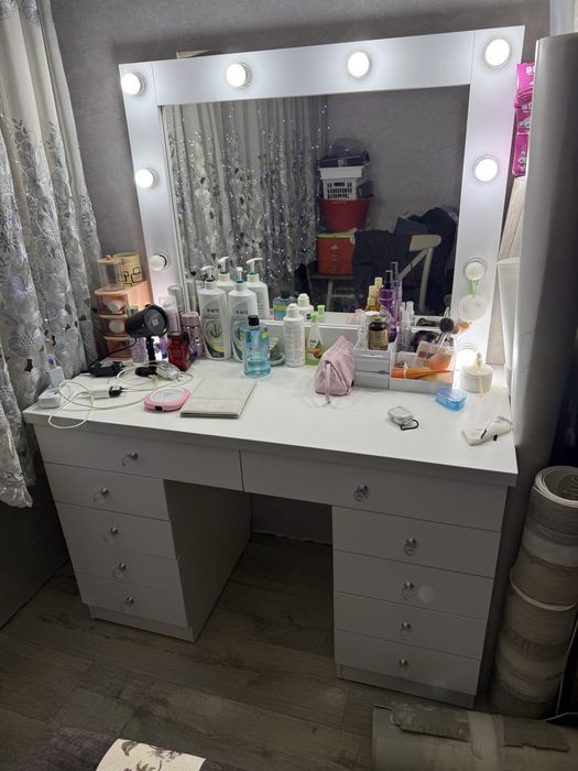 Мебель диван и стол трюмо