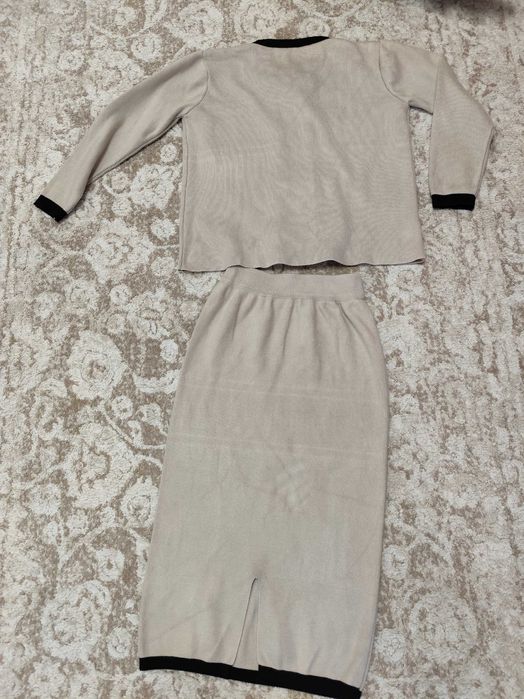 Costum cu fusta midi