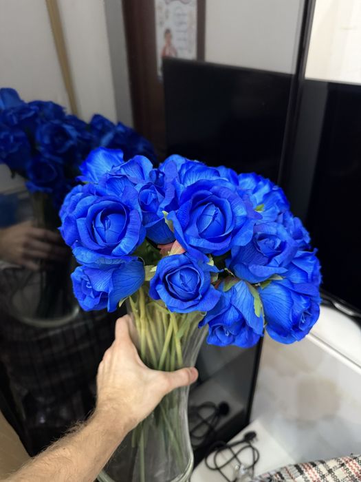 Ваза с искусвенными розами