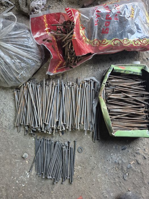 Продам б/у огнетушитель  , гвозди  . Бревна  .ключи