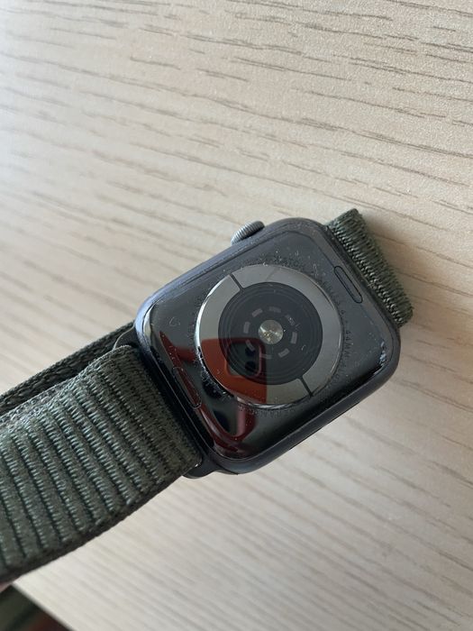 Продам  часы Apple Watch Series 4, 44 мм.