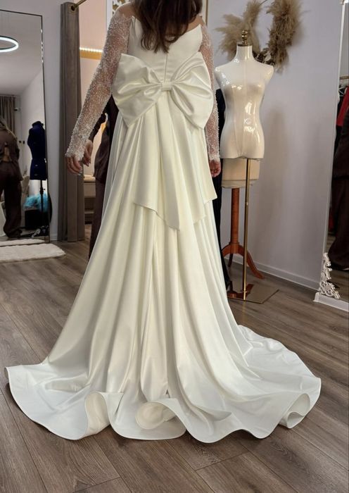 Rochie de mireasă unicat – impecabilă, cu voal și trena detașabilă