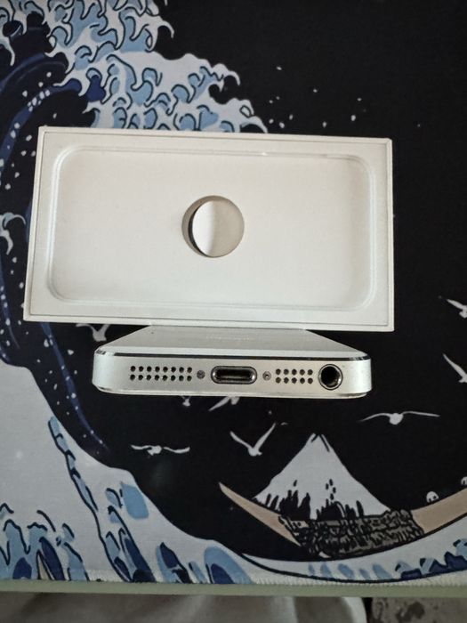 iPhone 5 16GB – перфектно състояние, iOS 10.2.1, с оригинална кутия