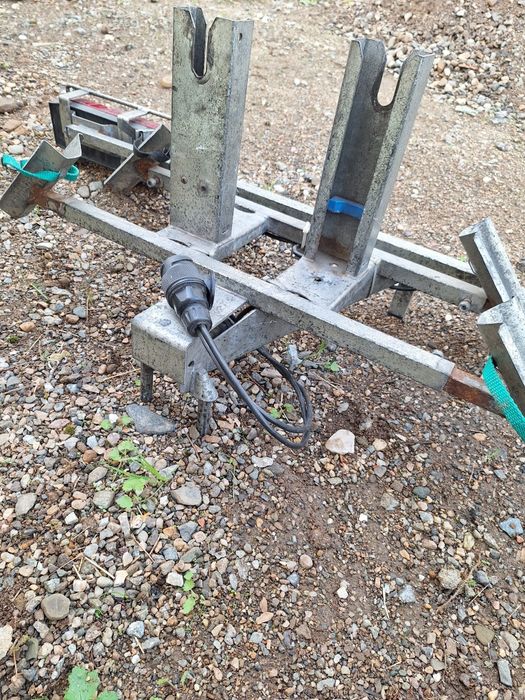 Vând suport auto pentru 2 biciclete