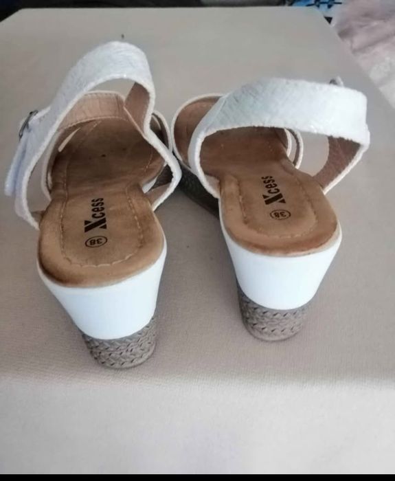 Сандали на платформа, почти нови.