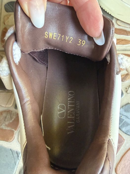 Adidasi valentino model viral