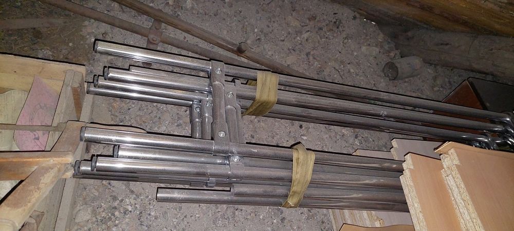 Стеллажи торговых витрин.