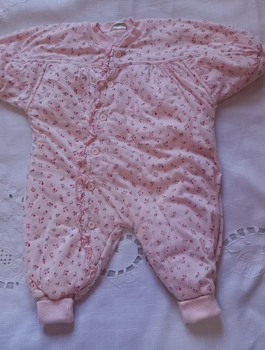 Продаётся  новый утепленный итальянский комбинезончик для новорождённо