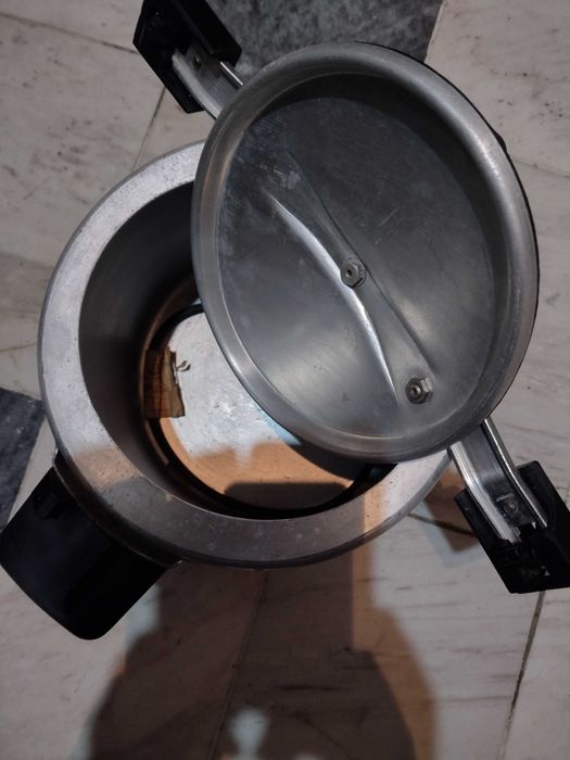 Тенджера под налягане за комбинирано готвене