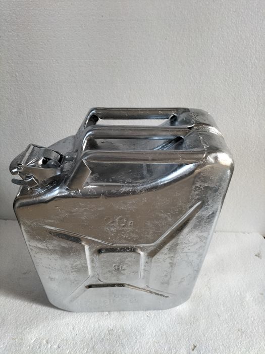 продам канистру 20л