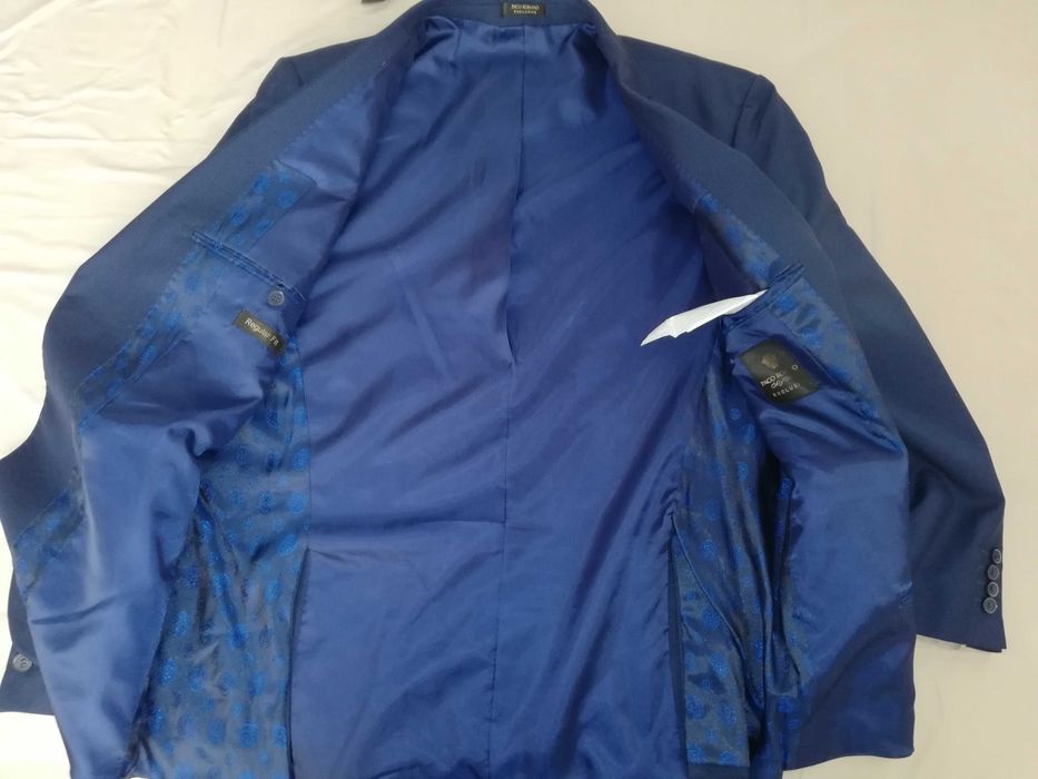 XL. Елегантен мъжки, тъмно син костюм с елек и риза