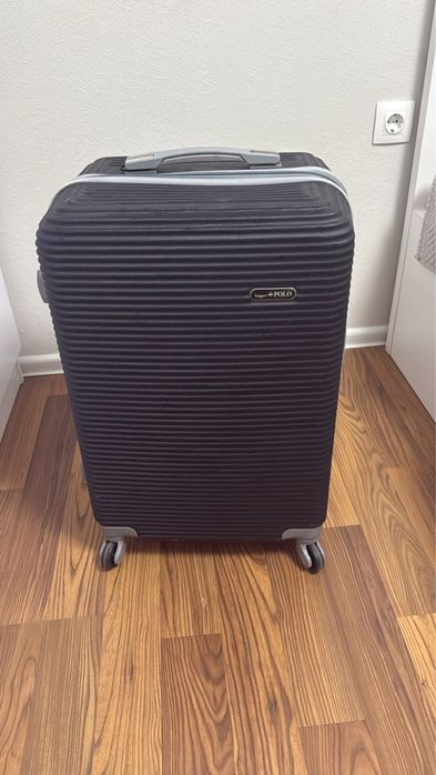 Чемодан продам черный