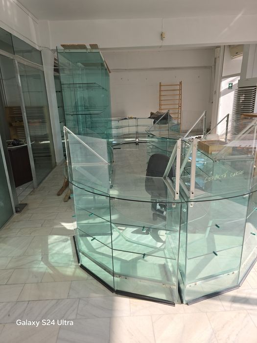 Vitrine din sticlă cu 5 rafturi