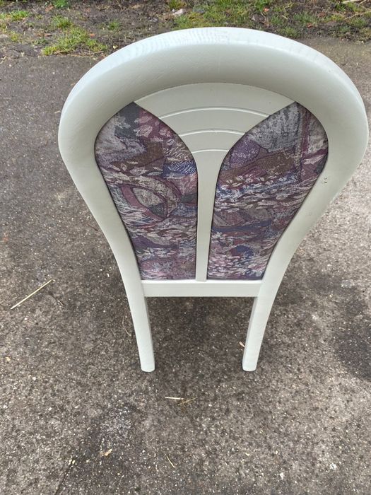 URGENT ,Vând 24 de scaune din lemn masiv