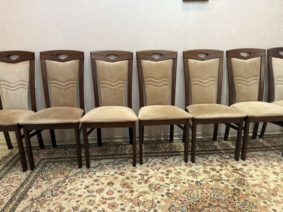 Мебель для гостиной. Сервант, стол, стулья