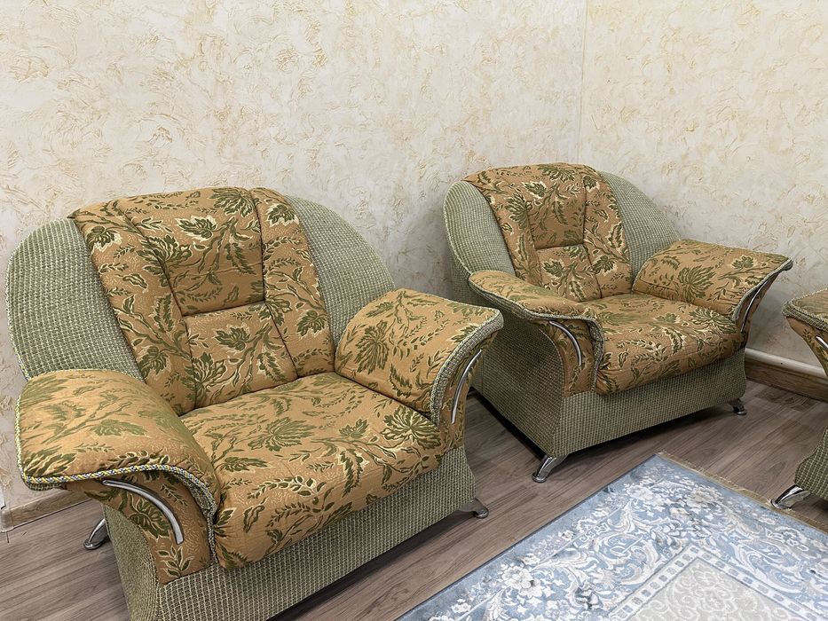Продается диван и два кресла в комплекте