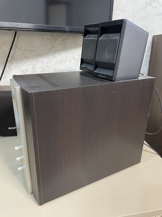 Сабвуфер и две колонки