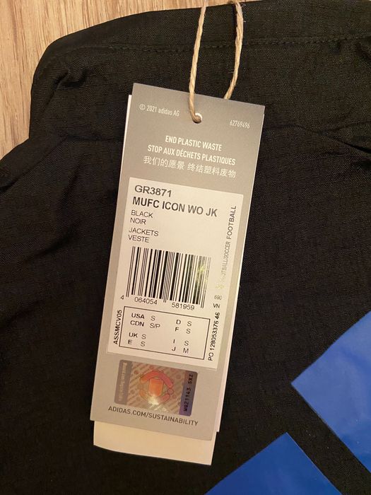 Ветрохка на adidas на “Манчестър Юнайтед”