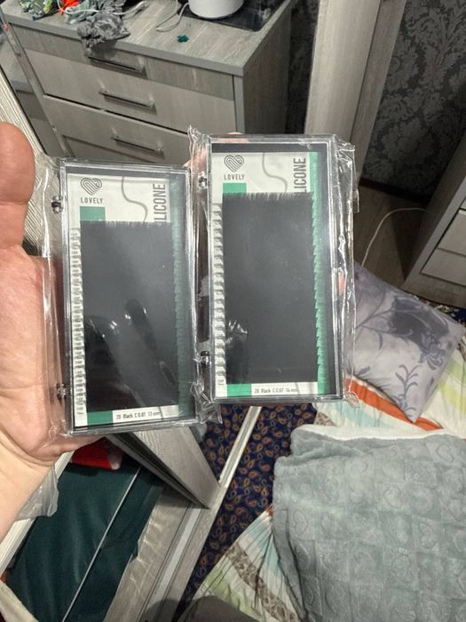 Ресницы и другие расходные материалы.