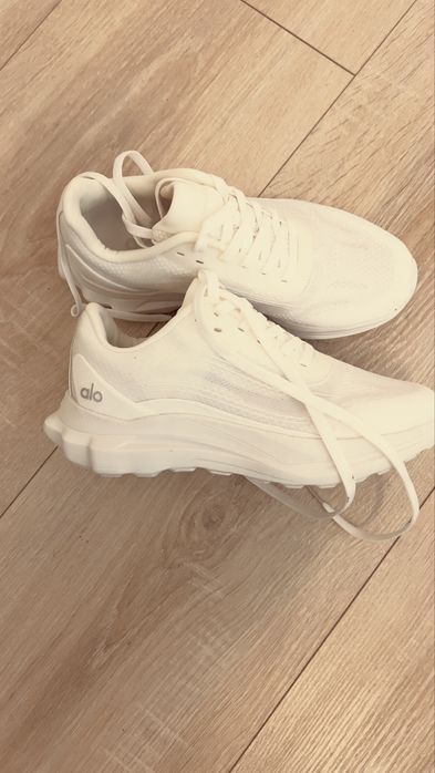 ASICS, New Balance, ALO.