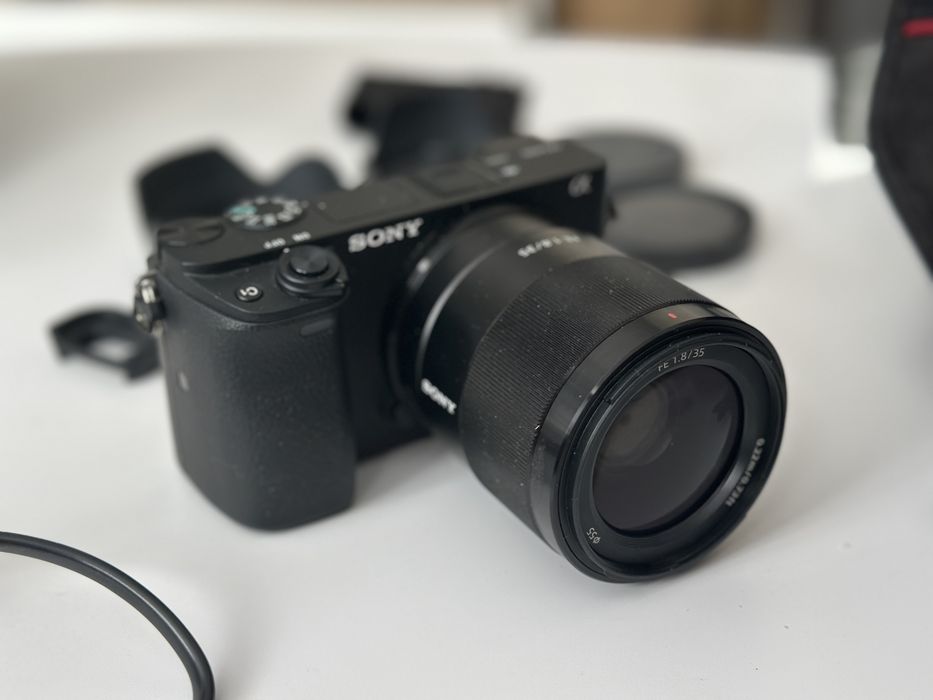 Sony A6400 + обектив Sony FE 35mm F1.8 , зарядно, 2 сенника и чанта