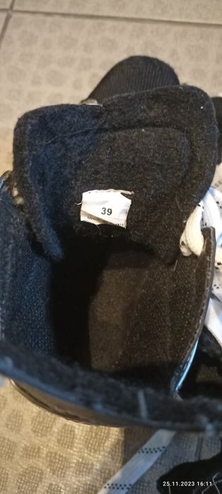 Продам коньки хоккейные 39размер