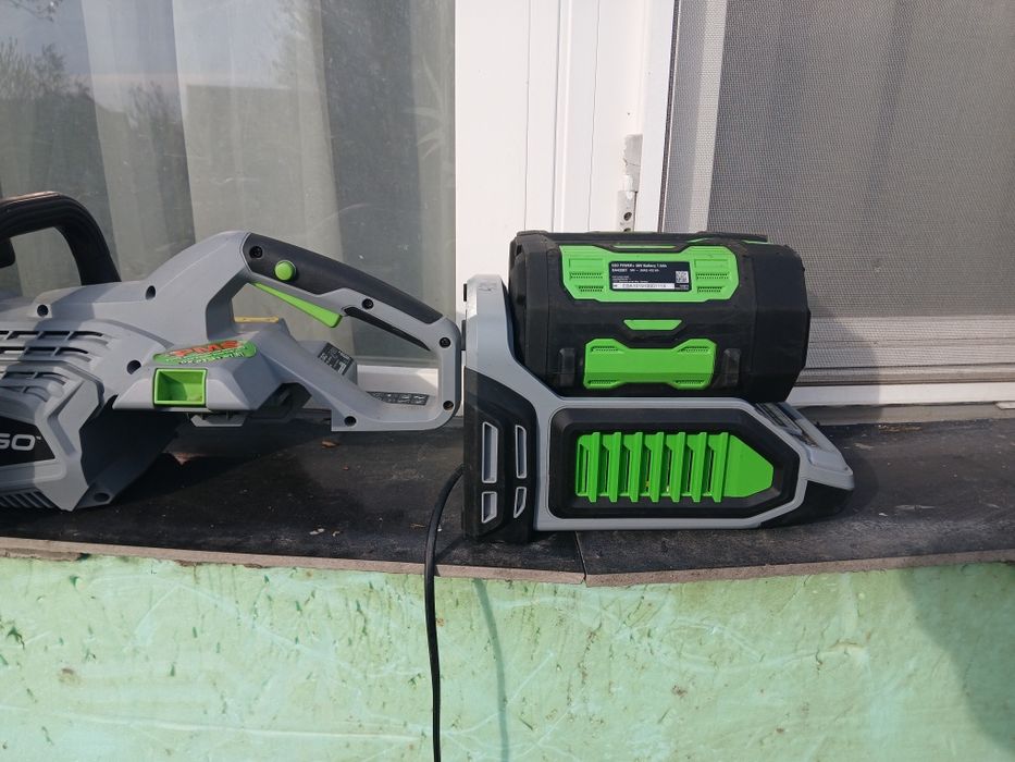 Drujbă nouă EGO-pe baterie+încărcător-7,5Ah-lama 35 cm-motor brushless