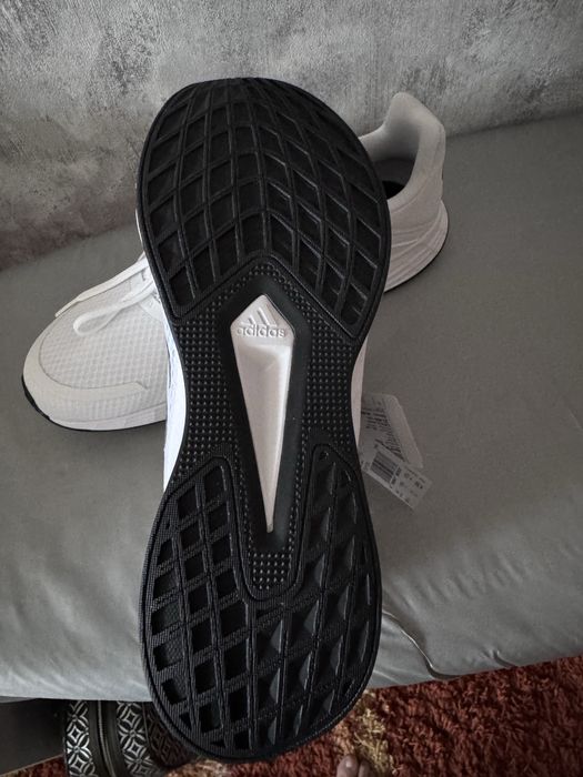 Продам новые кроссовки