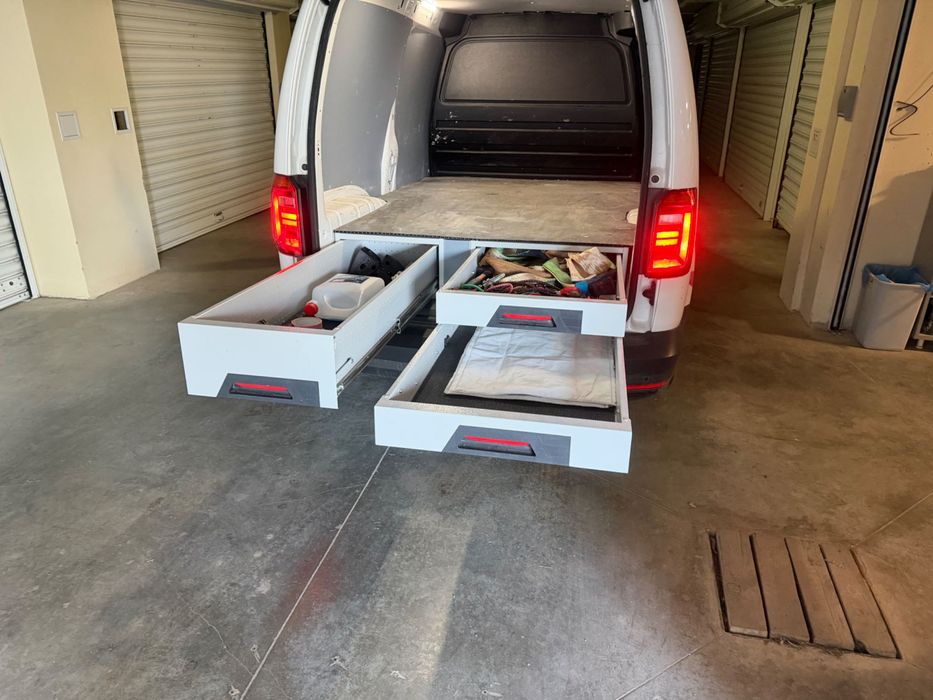 Професионално оборудване SternTec за VW Caddy Maxi – под с heavy-duty чекмеджета