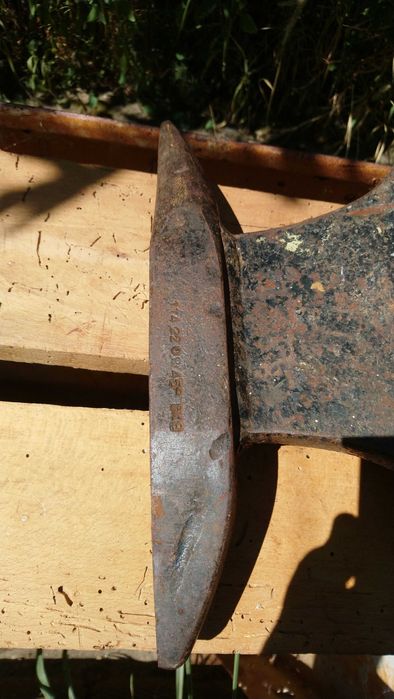 Стара стоманена наковалня.